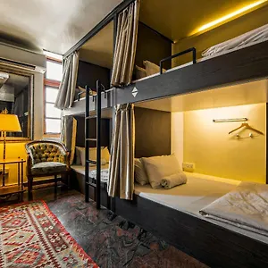 Atelier Capsule hotel